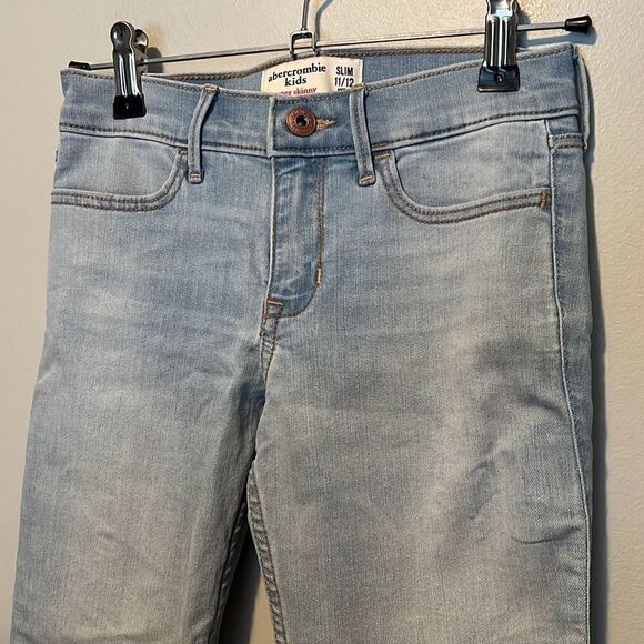 Abercrombie Kids Girl's Blue Light Wash Super Skinny Slim Denim Jeans Size 11/12 - Picture 2 of 7